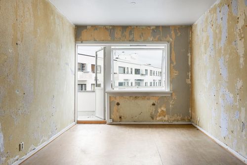 Neue Holzfenster in einem Einfamilienhaus mit Putzfassade